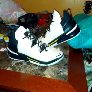 Mens lebron 18s black and white size 11